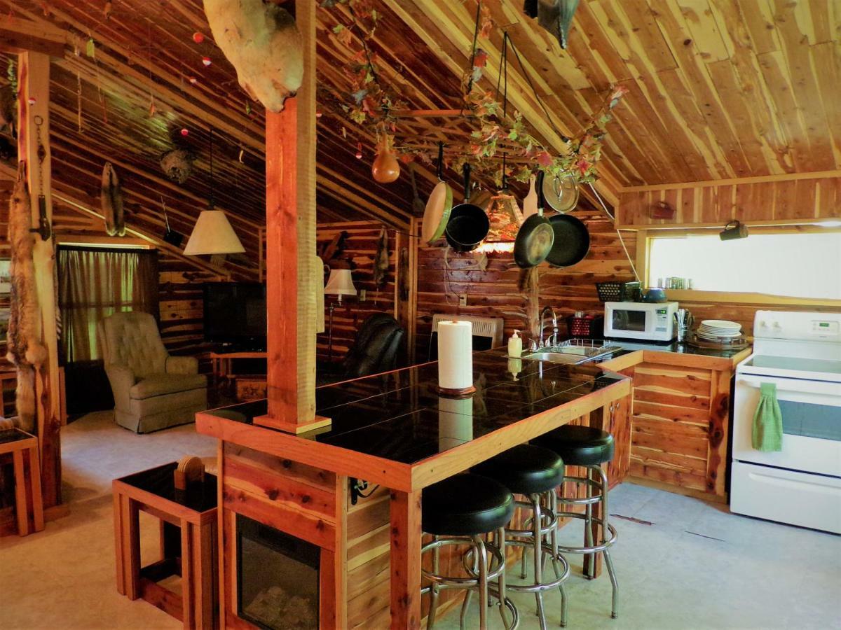Cedar Cabin Located On A Buffalo Farm Marshall ภายนอก รูปภาพ
