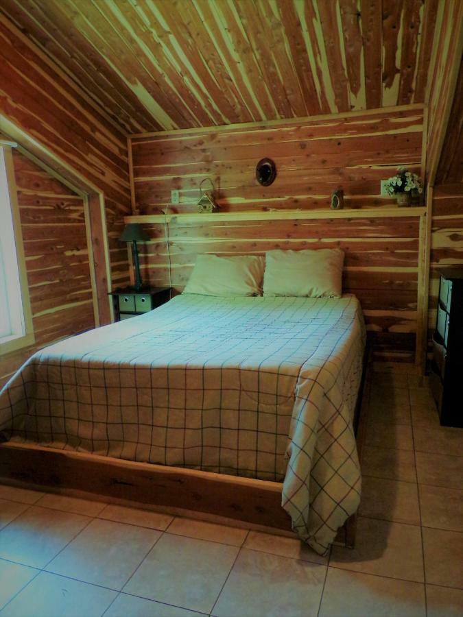 Cedar Cabin Located On A Buffalo Farm Marshall ภายนอก รูปภาพ